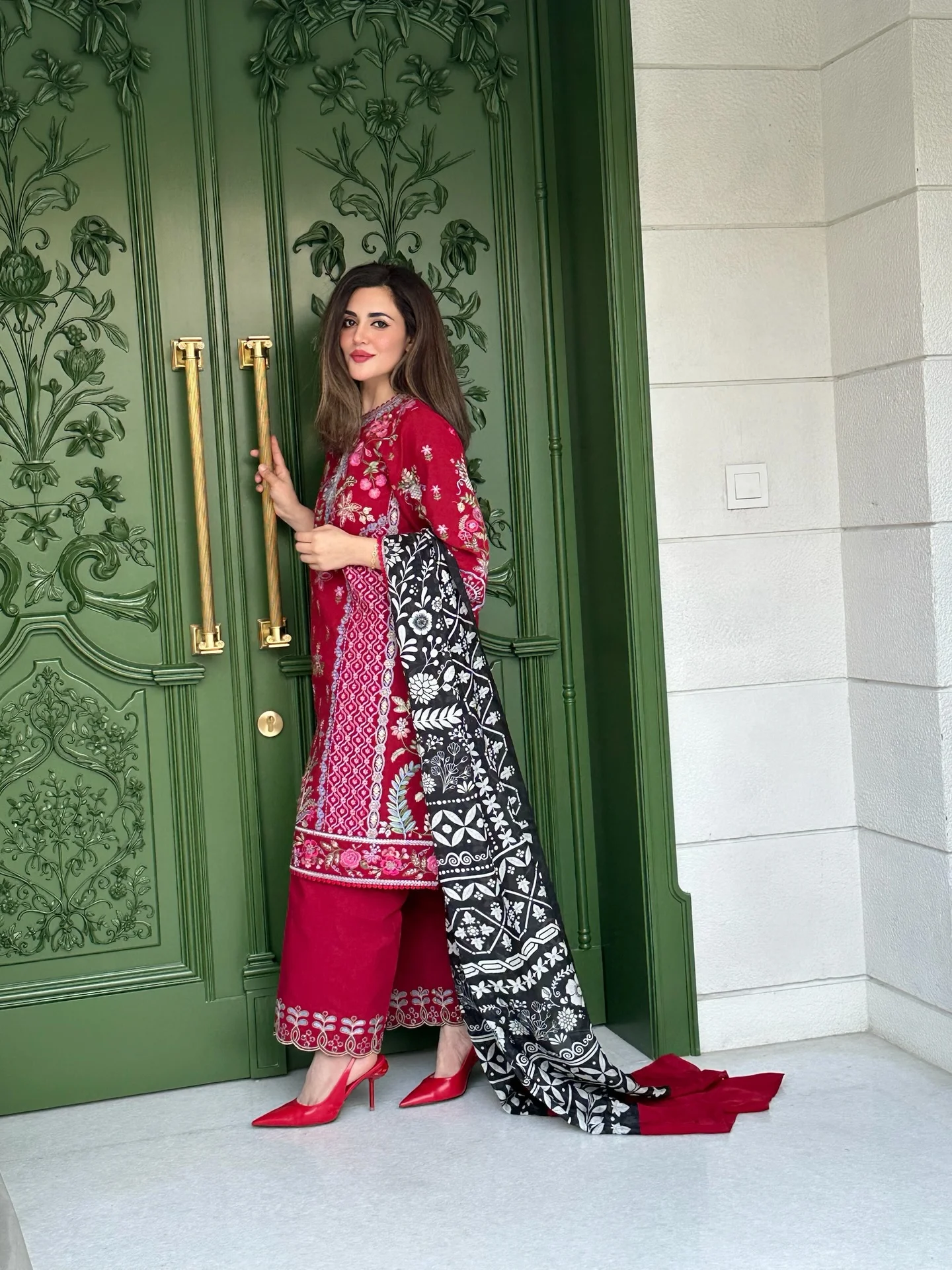I was actually trying to open the door ! Wearing @siraa.online by @sadaffawadkhan #siraalawn #siralawn2026 My green door designed by @ardi.ltd @ryan.hikmat
