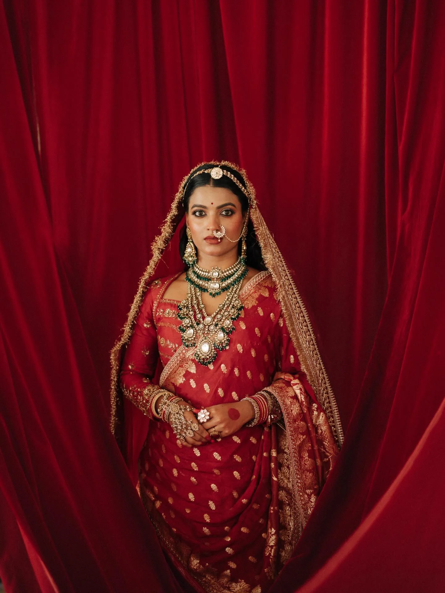 ❤️ Mua: @sanaah_farhan Outfit: @amiqdesigns @athul_cochin_photography Jewellery: @goldencup_rental_jewellery Location: @veedothestudio