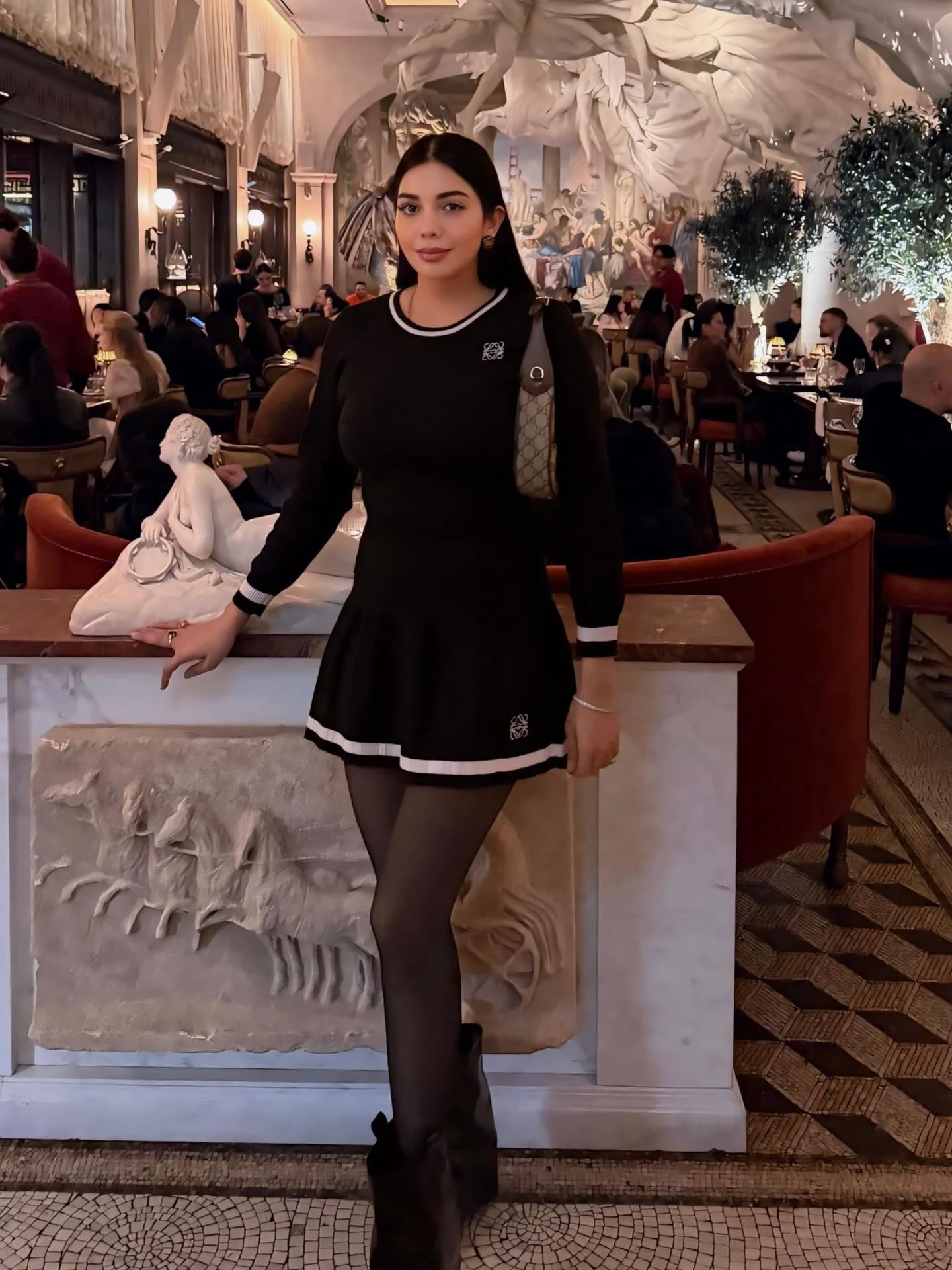 Dinner under the art where every corner surrounded by the masterpiece . . . #bacchanalia #londonlife #dinnerinstyle #luxurydinner #london