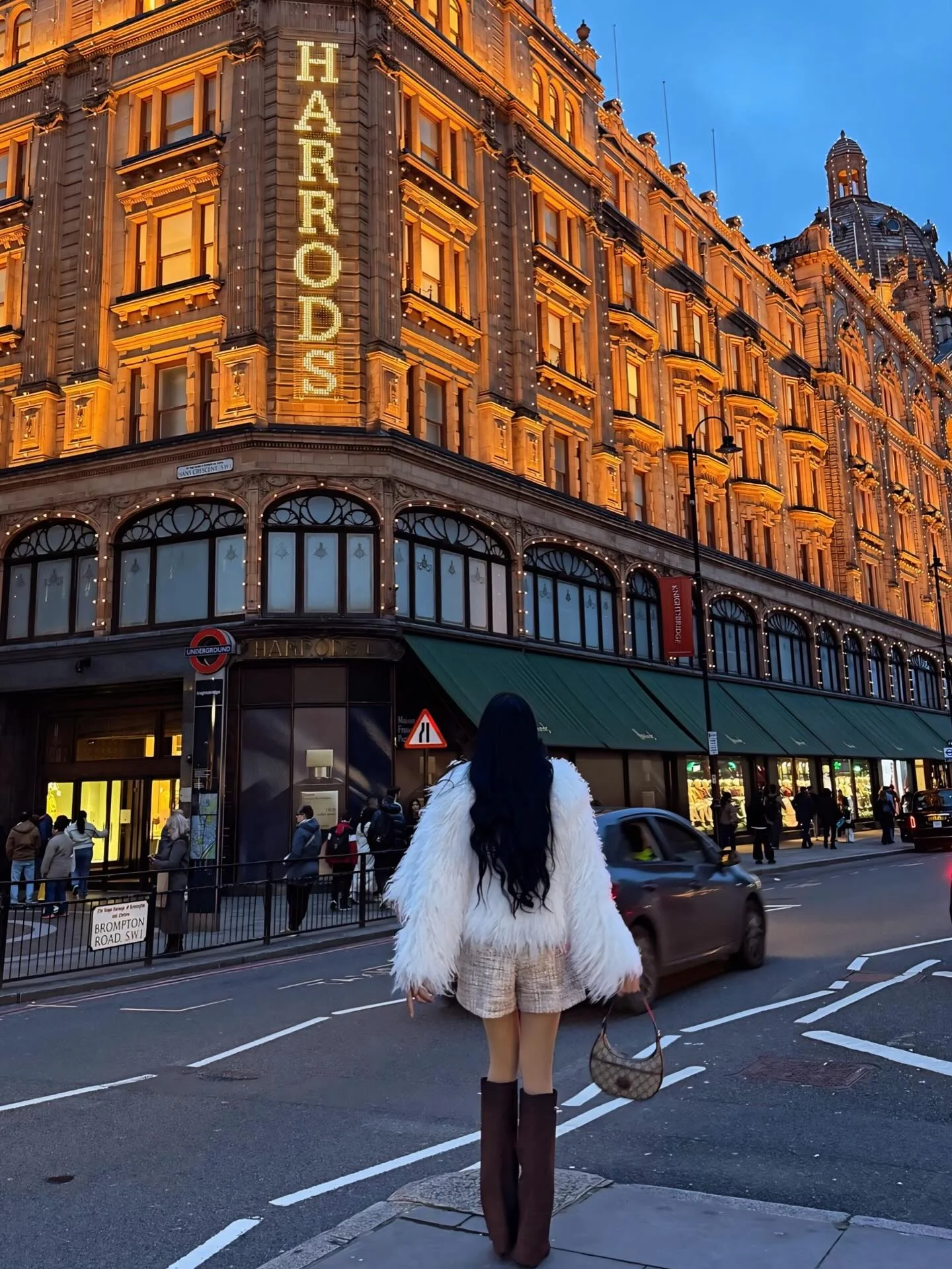 A little Prada cafè moment ☕️ . . . . . . . . . #pradacafe #harrods #london #coffeedate #pradacafeharrods