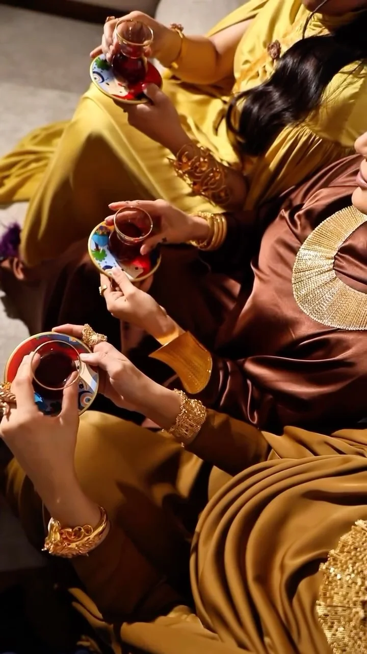 ⁨ ⁨ ⁨ ⁨ حين تلتقي الأناقة والتميّز مع لمعة الذهب وسِحر الضيافة..تُولد فخامة تليق بأجواء العيد . نودّع شهر رمضان ونُرحبّ بـ عيد الفِطر السعيد. كل عام وأنتم بخير ✨ @pentalboutique @torta_bakaalgrbea @alneel_jewelry @lubna...