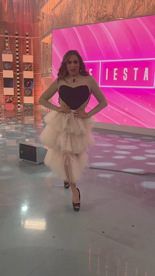 Algun@s en su casa mientras yo salgo por la tv @fiestatelecinco @unicorntves _________ Top y Falda: @armariodediana