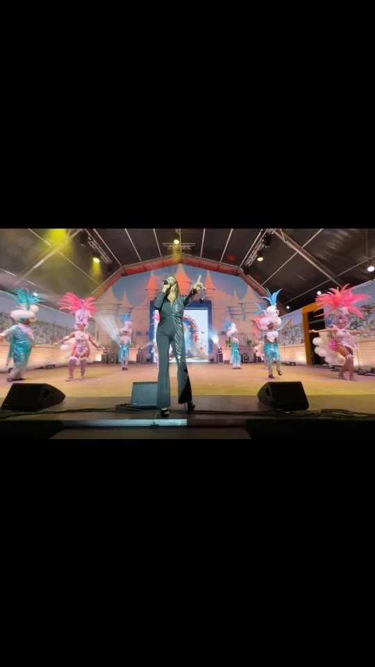 Presentando "Si Una Vez" del Tributo a JLo & Selena en el Carnaval de Pájara, Morro Jable. ____________ Gracias al elenco de baile de @baracoa.oficial @drag.acrux ______________ Produccion: @mixturas_music @aytopajara @...