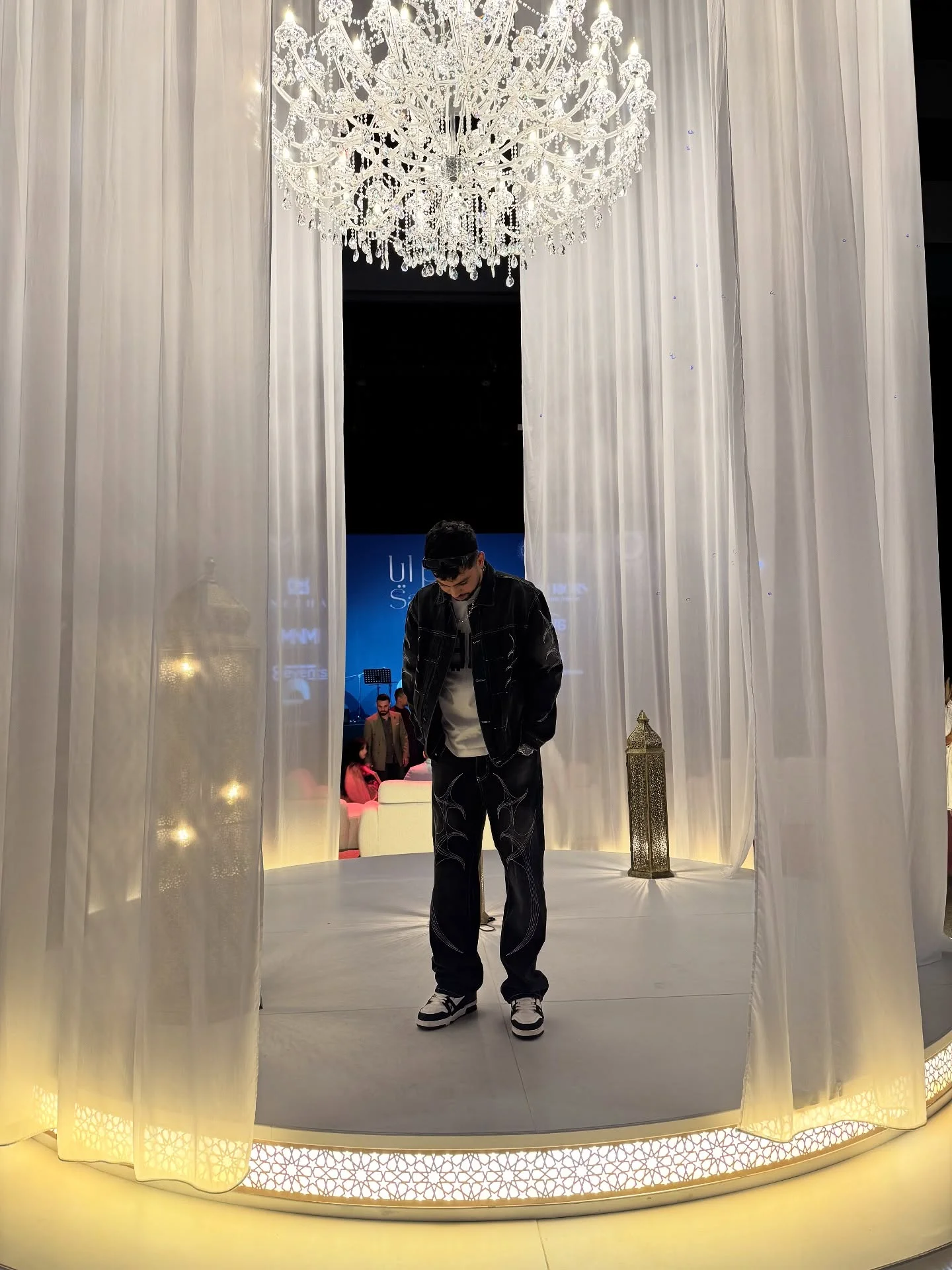 ⁨ ماذا تختار بين : تعيش تعيس في حياة حقيقية ؟ تعيش فرحان في حياة كاذبة ؟⁩