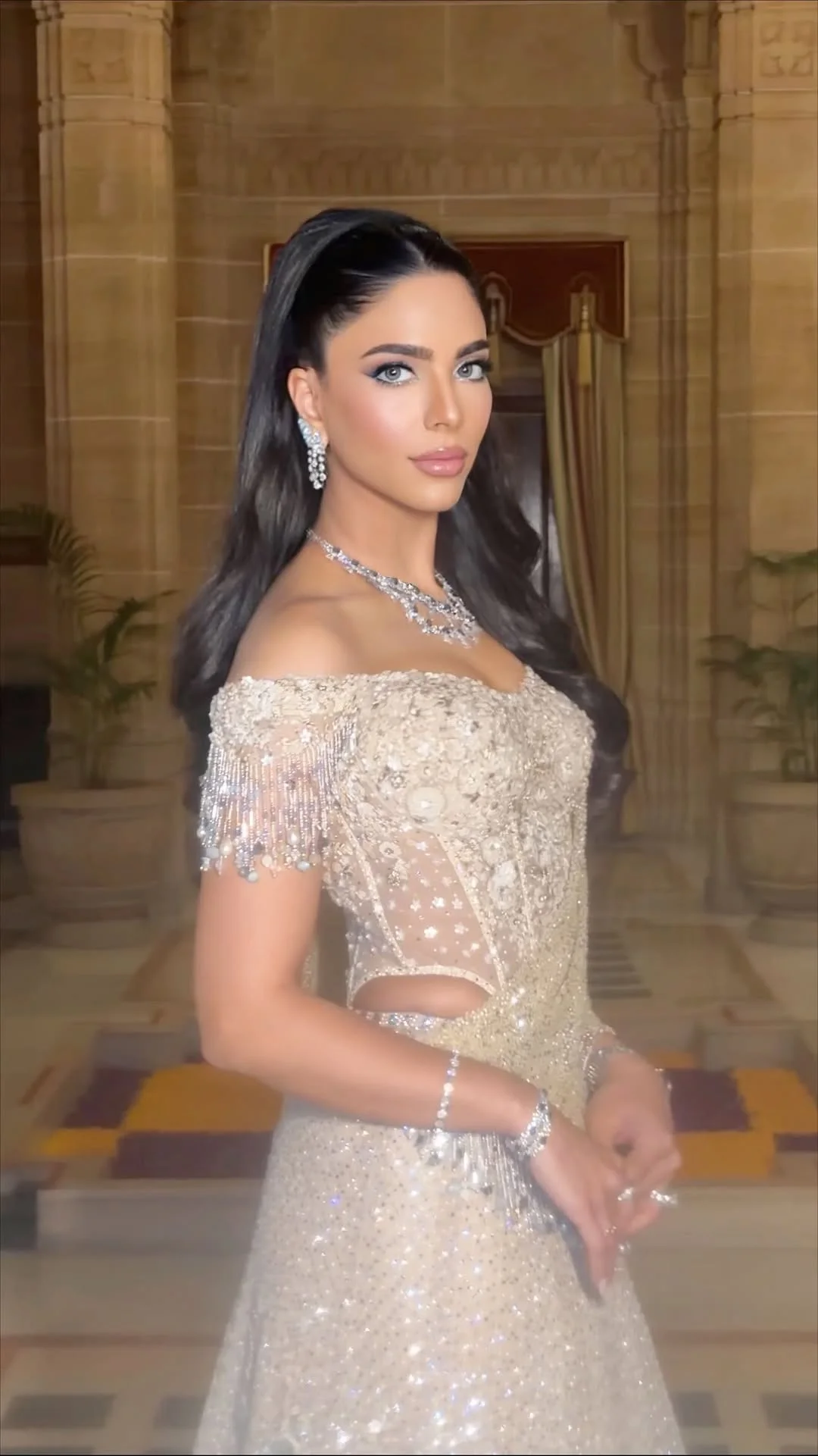 Warning: Blinding shine ahead ✨ @anmol_punjabi #amritkaurmakeup #makeupartistworldwide Makeup / Photography / Direction Designer @taruntahiliani