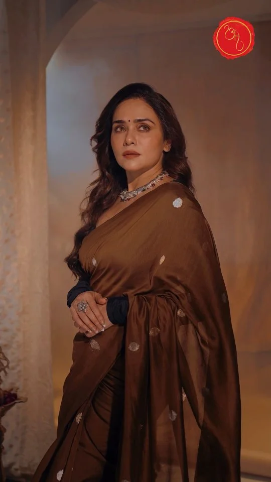 Elegance is the only beauty that never fades.✨

✨MRIDULA | SILK COTTON SAREE | COLLECTION OF LAVANYA 

✨STHIRA INTENSE BLACK | BLOUSE COLLECTION 

Tap the link in bio to shop.🛍️

🌐
Saree Link: 
https://www.amulyabyamruta.in/products/espresso-brown-silk-cotton-saree?variant=51509244788868

Blouse Link: 
https://www.amulyabyamruta.in/products/intense-black-full-sleeves

#amulya #amrutakhanvilkar #brownsilk  #IndianFashion