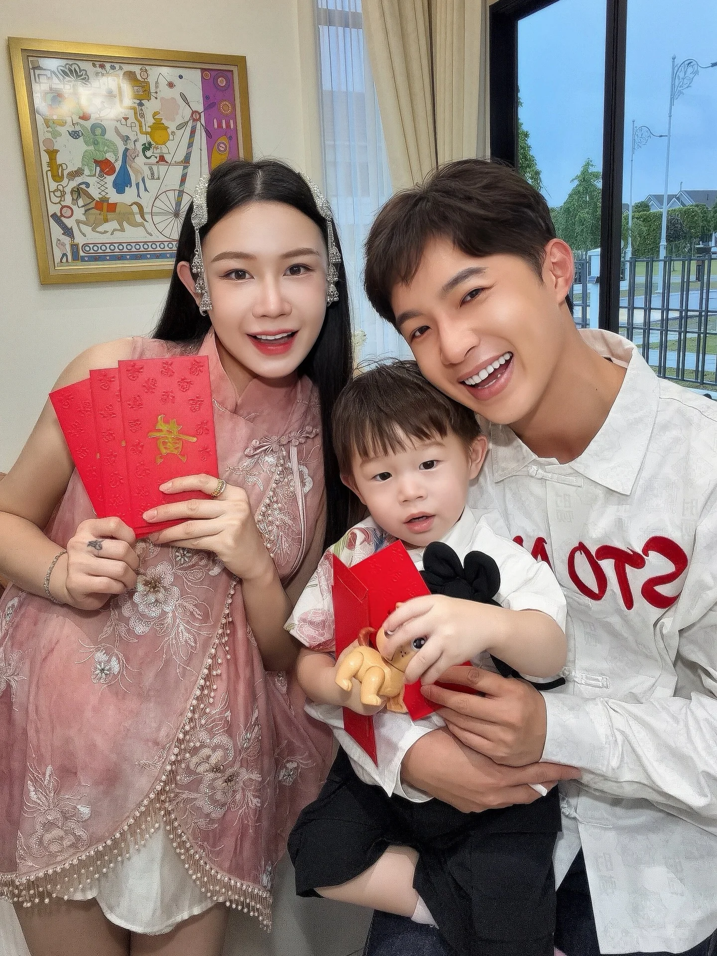 别人年初一拜财神，我们年初一先集合拍全家福 毕竟家人就是最稳的“财富”