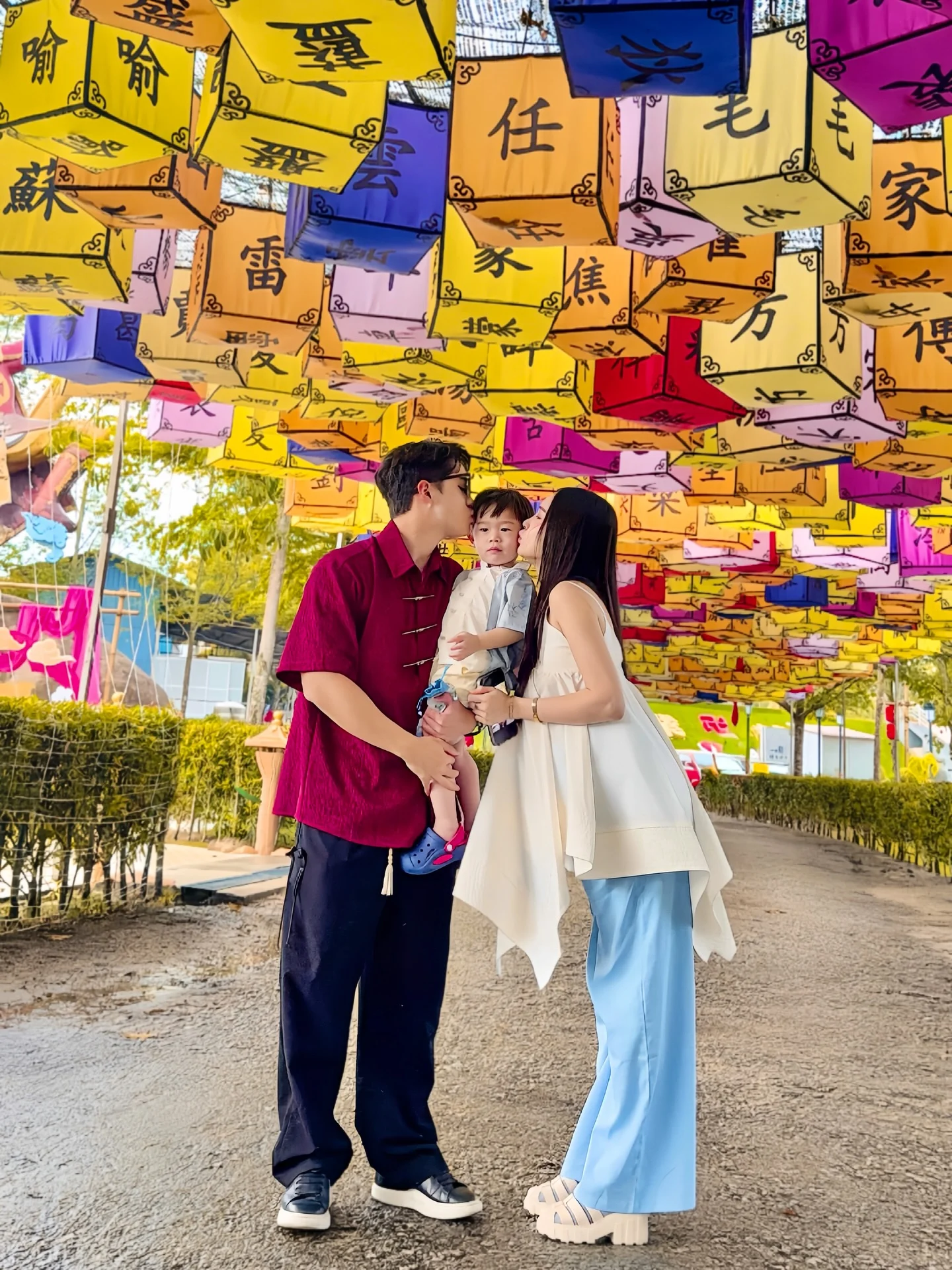 大年初三的我们： 红包还没发完✔️ 新衣也还没穿完 ✔ 小孩情绪还是不稳定 ✔ 还有迟来的红包，还没发给大家 有看到的都快领起来