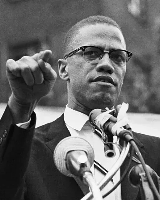 Malcolm X, ABD’de siyahilerin hak mücadelesinin en etkili isimlerinden biri olan bir insan hakları savunucusuydu. Irkçılığa, sistematik ayrımcılığa ve sömürüye karşı sert ve tavizsiz bir duruş sergiledi. Siyahların onur...