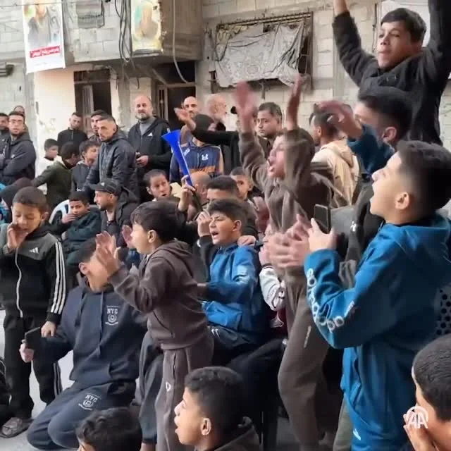 Gazze’nin Deir al-Balah kentindeki Bureij Mülteci Kampı’nda gençler, Ramazan ayında düzenlenen geleneksel sokak voleybolu turnuvasında bir araya geliyor. İşgalci İsrail saldırılarında hayatını kaybeden kamp sakinlerinin...