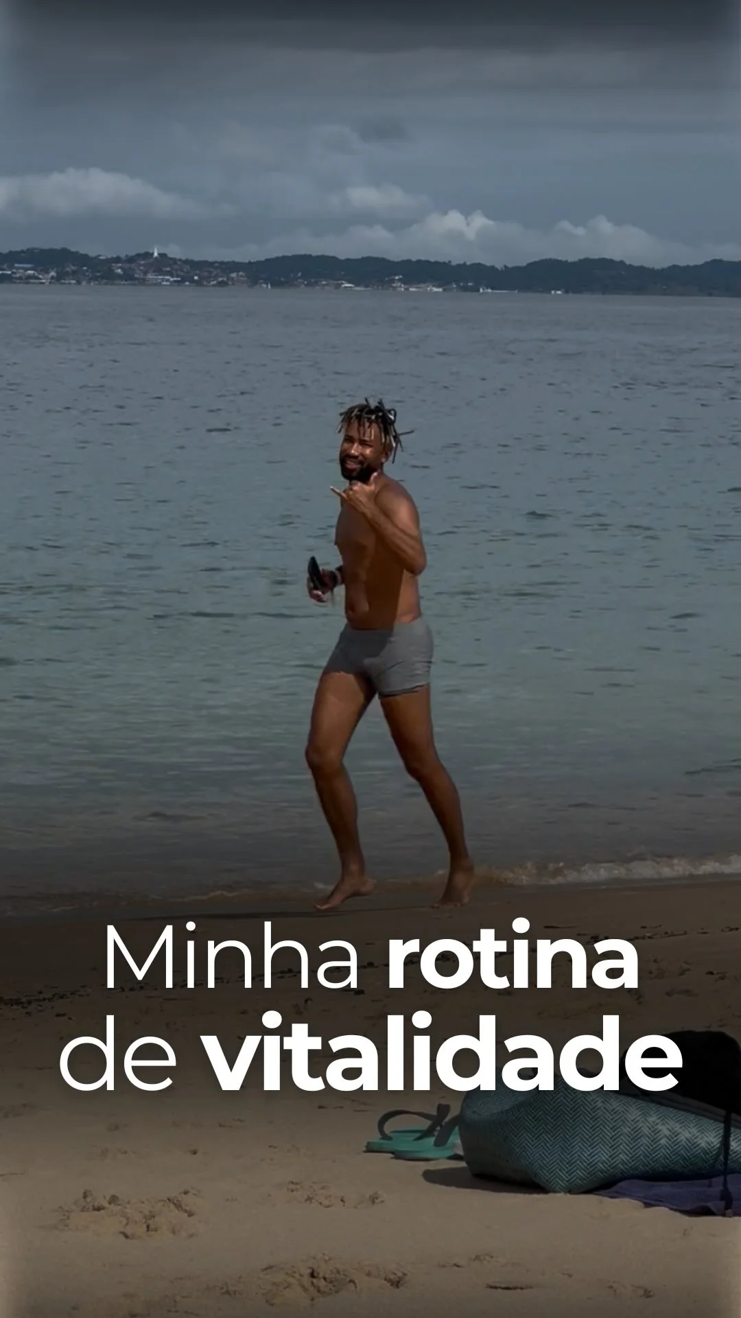 Minha rotina de vitalidade na folia começa antes da música tocar. Café da manhã reforçado, corpo em movimento, mergulho no mar e alimentação certa no meio da festa. No vídeo eu deixo uma dica extra que faz toda diferenç...