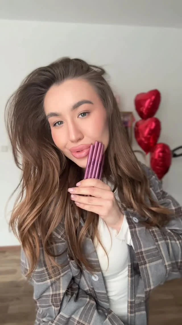 Моя нова любов ГЕЛЕВІ ОЛІВЦІ від @zola_cosmetics @zola.beauty.official @zolotashkomakeup Ті , які залишаться на ваших губах протягом всього дня, перевірено ❤️ А якііі відтінки ідеальний нюд мої фаворити 101 і 104 , а як...